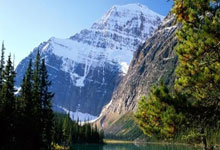 世体：巴萨本轮西甲将穿白色球裤致敬经典.